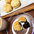 朝食にプレーンスコーン