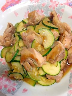 簡単な時短ズッキーニと鶏肉ニンニク炒め-レシピのメイン写真