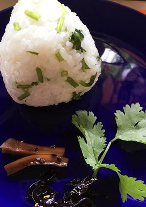 ココナッツオイルむすび刻みパクチー入り-レシピのメイン写真