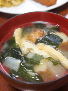 大根・生わかめ・油揚げ・練り物の味噌汁-レシピのメイン写真