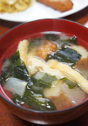 大根・生わかめ・油揚げ・練り物の味噌汁-レシピのメイン写真