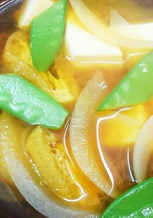 お味噌汁に　新玉ねぎ　絹さやえんどう-レシピのメイン写真