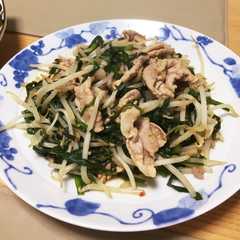 รูปของ 豚肉、もやし、ニラのピリ辛炒め