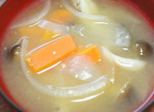 玉ねぎ・ぶなしめじ・にんじんの味噌汁-レシピのメイン写真