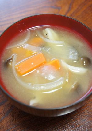 玉ねぎ・ぶなしめじ・にんじんの味噌汁-レシピのメイン写真