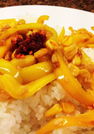桃屋きざみにんにくとナンプラーパプリカ丼-レシピのメイン写真