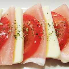 รูปของ 並べて簡単おつまみ！生ハムトマトチーズ♡