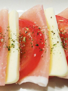 並べて簡単おつまみ!生ハムトマトチーズ♡-レシピのメイン写真