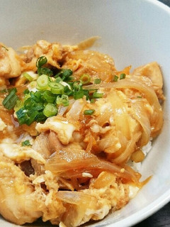 甘さ控えめ☆玉ねぎも主役☆親子丼-レシピのメイン写真