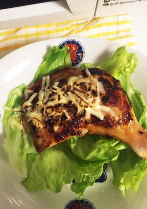 150円以下！骨つきモモ肉炙りチーズ-レシピのメイン写真