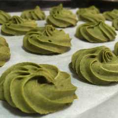 รูปของ 簡単20分おやつ抹茶そば粉の絞りクッキー