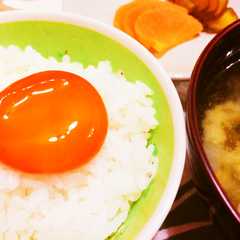 รูปของ 白米食べ過ぎ注意！卵黄の醤油漬け♡