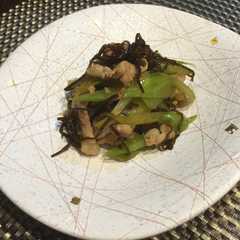 รูปของ ピーマンと豚肉の塩昆布炒め