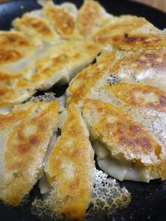 皮はパリパリ♪ジューシーな焼きぎょうざ♥-レシピのメイン写真