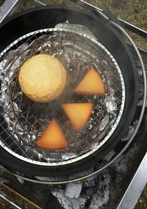 キャンプダッチで簡単スモークチーズ-レシピのメイン写真