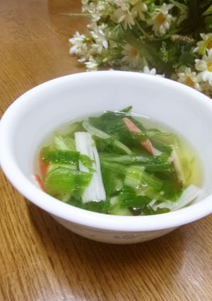 レタスの外葉とカニかまのスープ-レシピのメイン写真