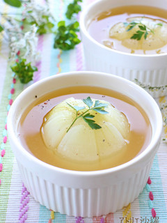 煮込むだけ✿丸ごと新玉葱2種類のスープ✿-レシピのメイン写真