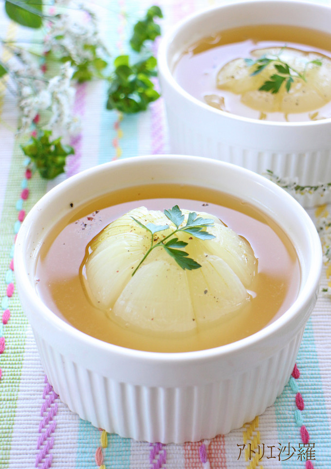 煮込むだけ✿丸ごと新玉葱2種類のスープ✿-レシピのメイン写真