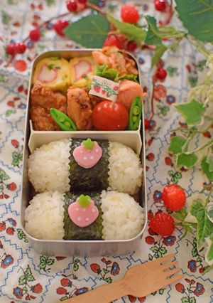 【キャラ弁】かまぼこイチゴ弁当-レシピのメイン写真