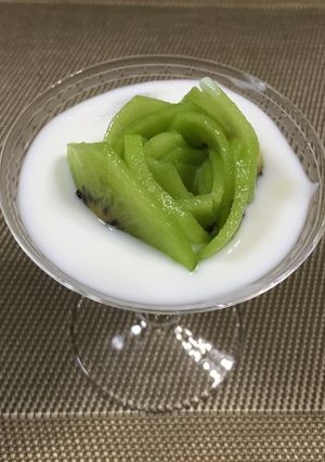 アロエヨーグルトにキウイのっけただけ-レシピのメイン写真