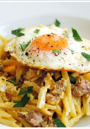 目玉焼とサルシッチャ、ペコリーノのパスタ-レシピのメイン写真