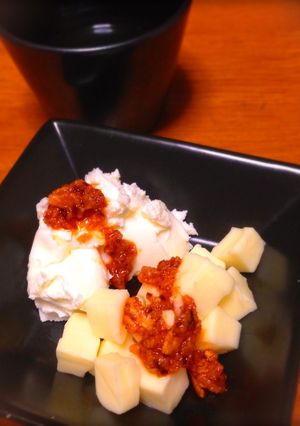 日本酒のつまみに！チーズの味噌ラー油がけ-レシピのメイン写真