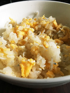 材料2つ!簡単すぎ!絶品しらす卵混ぜご飯-レシピのメイン写真