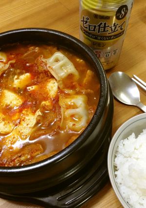 韓国 キムチ餃子チゲ キムチマンドゥチゲ-レシピのメイン写真