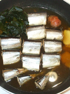 魚・サンマとワカメの梅しょうが煮♪-レシピのメイン写真