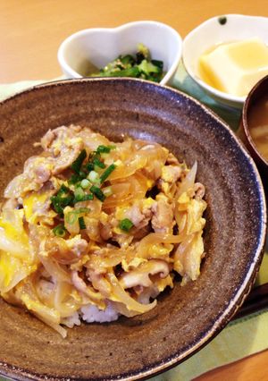 忙しい日に手早く一品♡豚たま丼-レシピのメイン写真