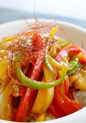 レンジで！新たまねぎと鶏もも肉のカレー丼-レシピのメイン写真
