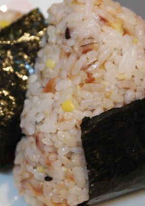 お弁当に♪簡単 梅おかかおにぎり-レシピのメイン写真