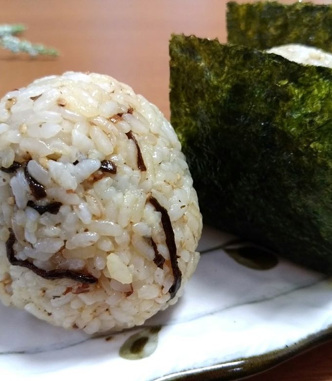 お手軽旨~い♪塩昆布と鰹節のおにぎり-レシピのメイン写真