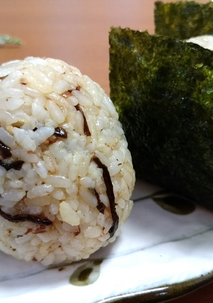お手軽旨～い♪塩昆布と鰹節のおにぎり-レシピのメイン写真