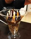 ピーナツとチョコソースのパフェ