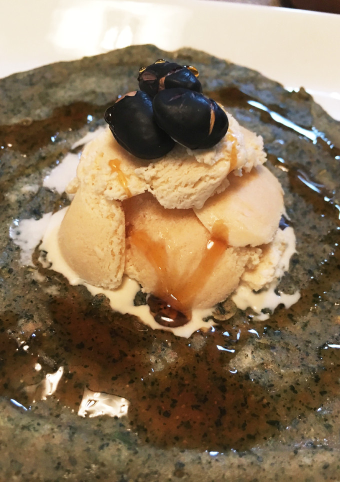 アイスのせ桑茶クレープ 黒みつ黒大豆添え-レシピのメイン写真