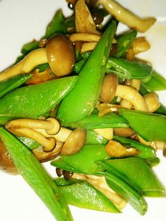 スナップえんどうとシメジの醤油炒め-レシピのメイン写真
