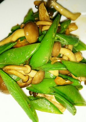 スナップえんどうとシメジの醤油炒め-レシピのメイン写真