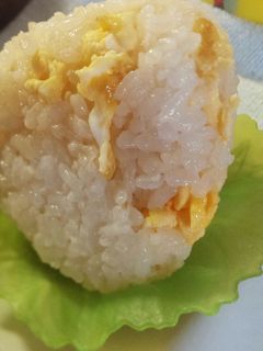 玉ねぎドレッシングのいりたまごおにぎり-レシピのメイン写真