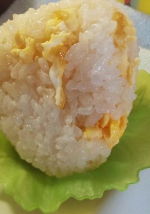 玉ねぎドレッシングのいりたまごおにぎり-レシピのメイン写真