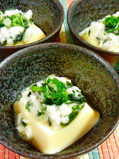 簡単☆たまご豆腐に、とろろ~んとわかめ♪-レシピのメイン写真