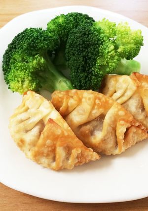 おやつに♬おつまみに♬梅と納豆の揚げ餃子-レシピのメイン写真