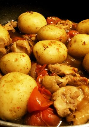 新じゃがと鶏ももとトマトのピリ辛煮-レシピのメイン写真