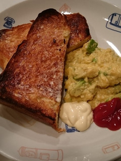 朝食に~アボカドのスクランブルエッグ-レシピのメイン写真