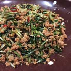 รูปของ 水菜と挽肉のピリ辛オイスターソース炒め♪