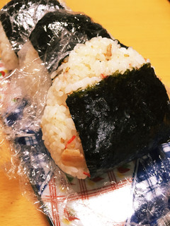焼豚とカニかまで炒飯風♪オイルおにぎり-レシピのメイン写真