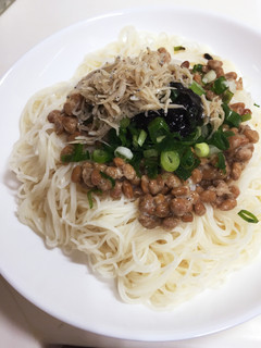簡単ランチ♪納豆素麺(海苔の佃煮乗せ)-レシピのメイン写真