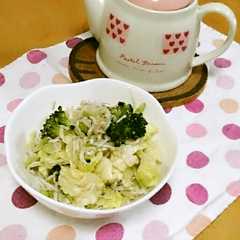 รูปของ シャキ✕2！野菜としらすのオイルサラダ。