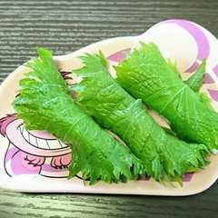 รูปของ 笹かまと梅干しの大葉巻き★しそが美味い♪