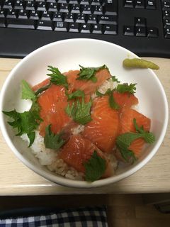 ラー油でおいしい!サーモンの漬け丼-レシピのメイン写真